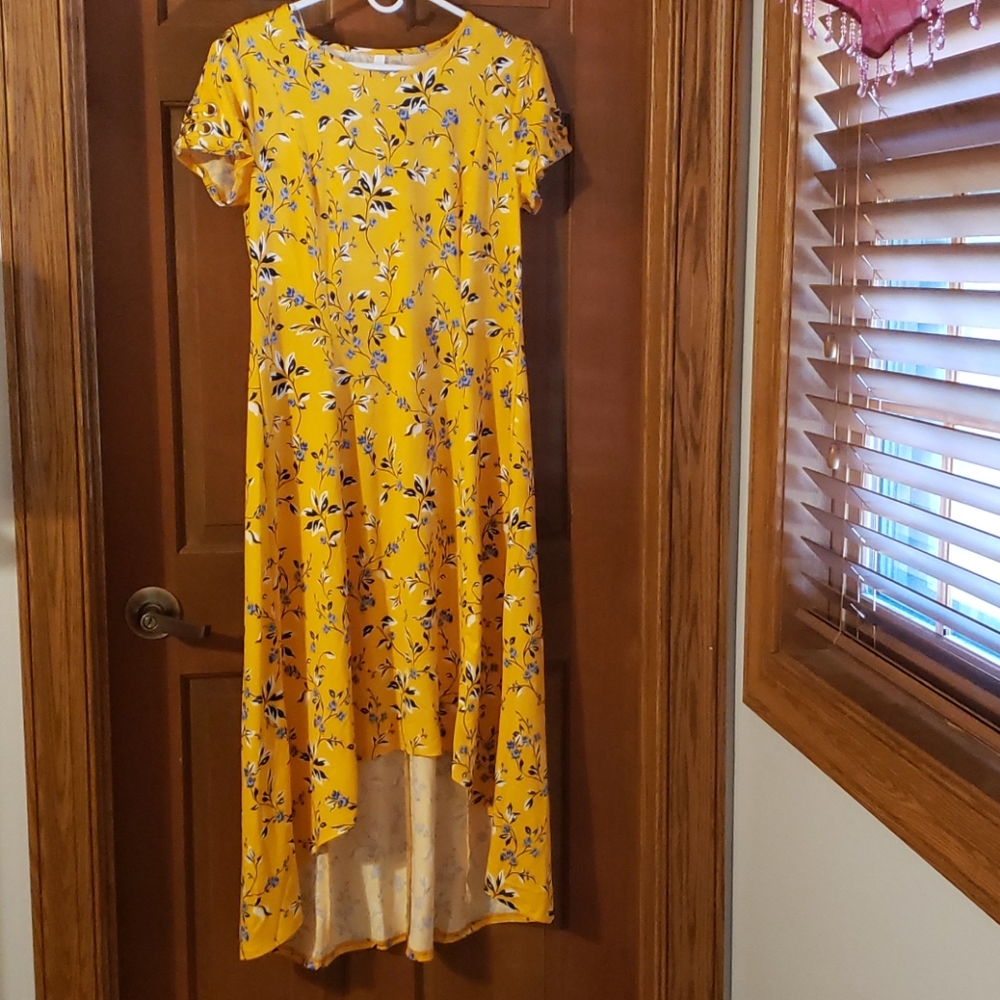 Yellow short-sleeved dress